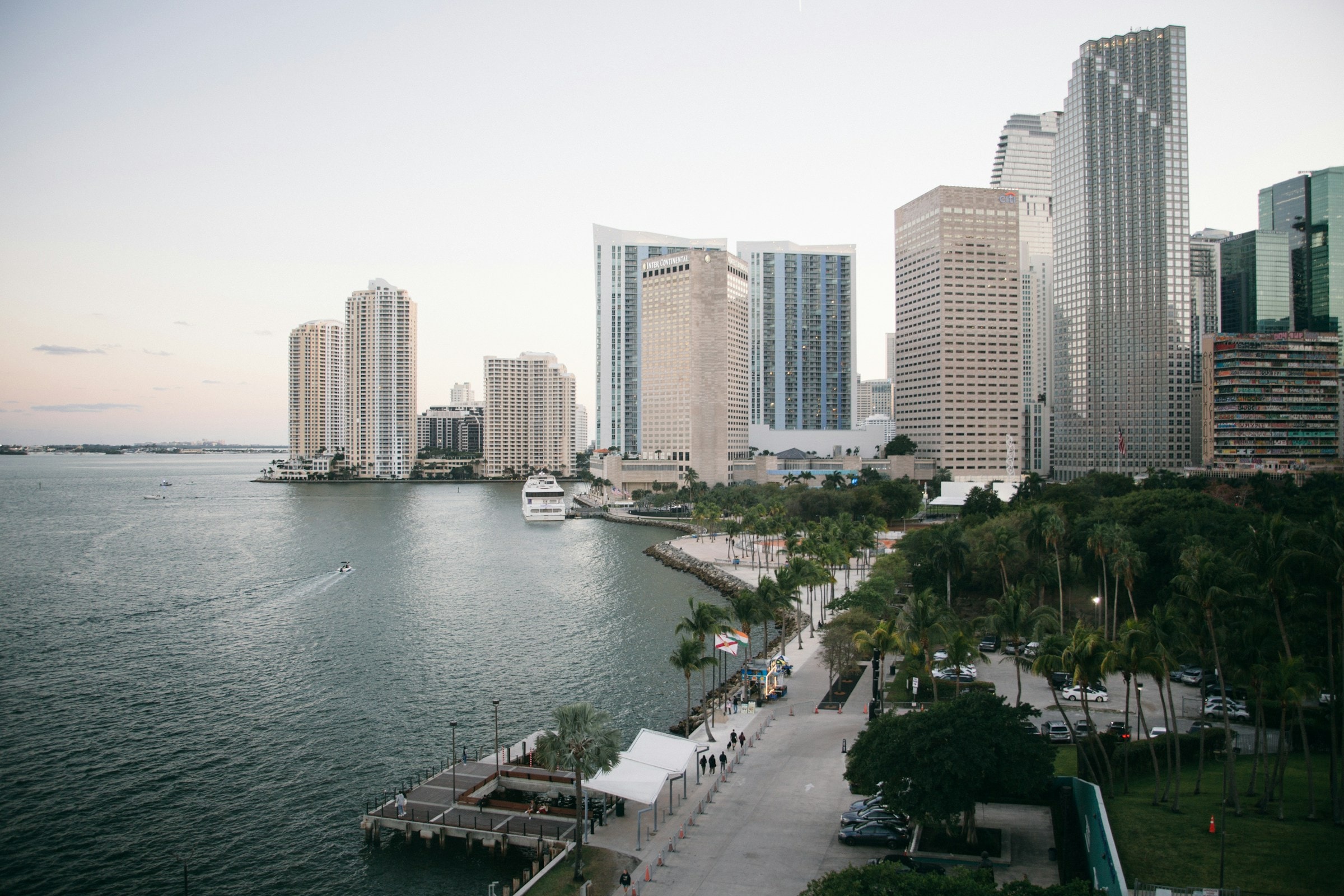 Vista de la bahía y el horizonte de Miami